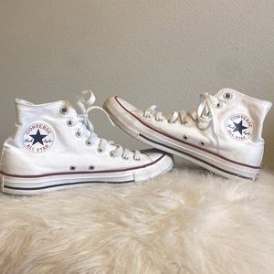 ⚡️White converse women’s size 9 lightly worn.⚡️